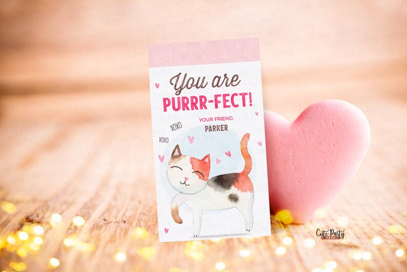 Puede incluir: Una tarjeta rosa con una ilustraci&oacute;n de un gato y el texto "You are purrr-fect!" y "Your friend, Parker." XOXO est&aacute; escrito en la tarjeta.