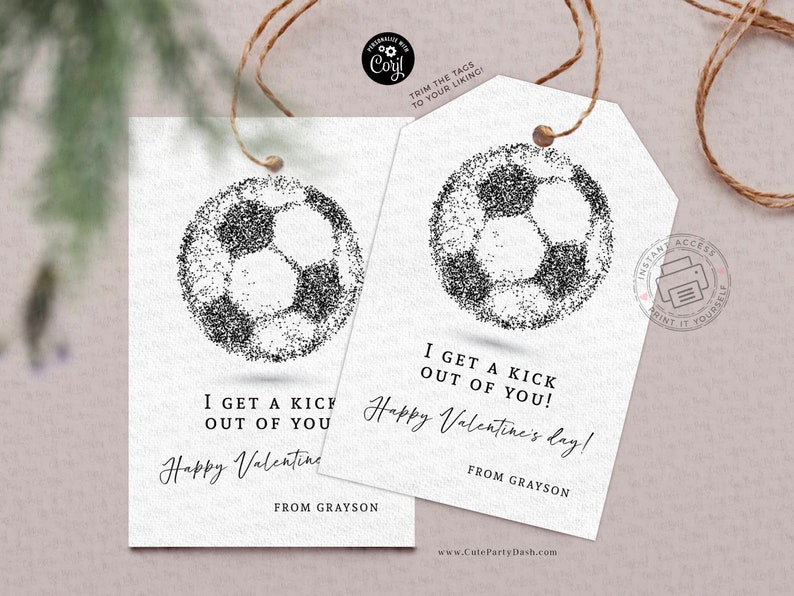 Puede incluir: Dos etiquetas de regalo imprimibles para el D&iacute;a de San Valent&iacute;n con un gr&aacute;fico de bal&oacute;n de f&uacute;tbol en blanco y negro. El texto en las etiquetas dice "&iexcl;Me encanta estar contigo!" y "&iexcl;Feliz D&iacute;a de San Valent&iacute;n!" con el nombre del remitente "De Grayson".