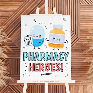 K&ouml;nnte beinhalten: Ein wei&szlig;es Schild mit einer blauen Pille und einer gelben Flasche mit Gesichtern und Armen. Die Pille h&auml;lt ein Rezeptpapier. Der Text auf dem Schild lautet "Pharmacy Heroes!" mit einer Website-Adresse am unteren Rand.