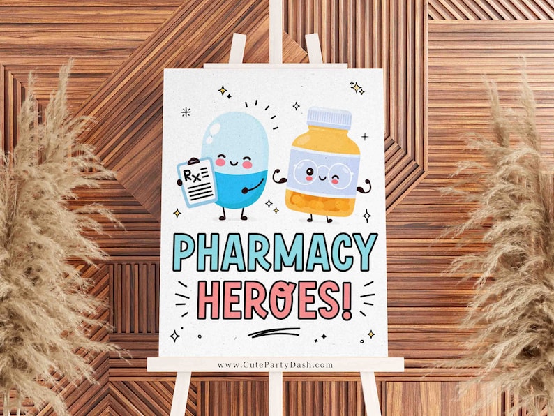 K&ouml;nnte beinhalten: Ein wei&szlig;es Schild mit einer blauen Pille und einer gelben Flasche mit Gesichtern und Armen. Die Pille h&auml;lt ein Rezeptpapier. Der Text auf dem Schild lautet "Pharmacy Heroes!" mit einer Website-Adresse am unteren Rand.