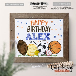 Op de afbeelding: Printbare 8x10 inch bord met een sportthema. Het bord zegt "Happy Birthday Alex" met een verscheidenheid aan sportballen, waaronder een voetbal, basketbal, voetbal, honkbal, volleybal en tennisbal. Het bord is in een bruin frame met een witte achtergrond en kleurrijke sterren.