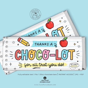 Puede incluir: Envoltorio de barra de chocolate imprimible con tem&aacute;tica escolar. El envoltorio es blanco con un fondo de l&iacute;neas azules y blancas. El texto en el envoltorio dice "&iexcl;Muchas gracias por todo lo que haces!" con una manzana roja, un l&aacute;piz y estrellas. El envoltorio est&aacute; dise&ntilde;ado para adaptarse a una barra de chocolate de 1,55 oz.