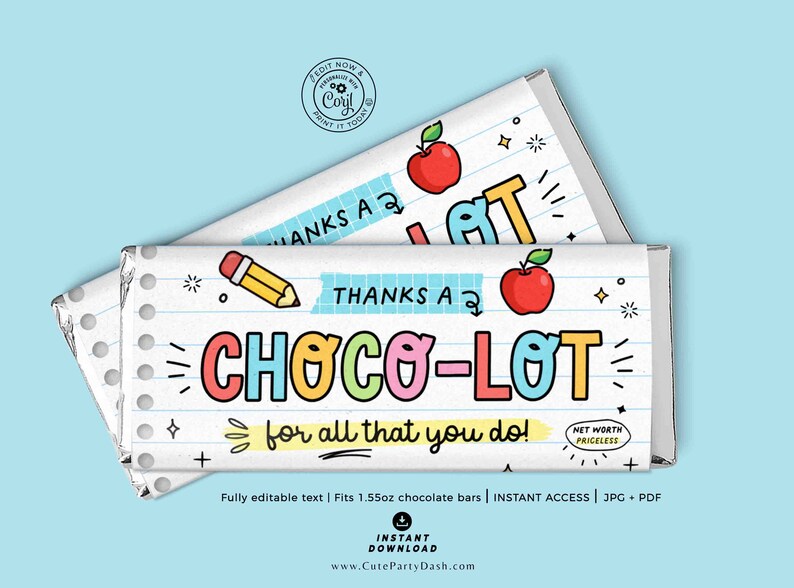 Puede incluir: Envoltorio de barra de chocolate imprimible con tem&aacute;tica escolar. El envoltorio es blanco con un fondo de l&iacute;neas azules y blancas. El texto en el envoltorio dice "&iexcl;Muchas gracias por todo lo que haces!" con una manzana roja, un l&aacute;piz y estrellas. El envoltorio est&aacute; dise&ntilde;ado para adaptarse a una barra de chocolate de 1,55 oz.