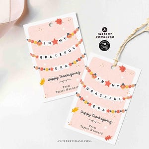 K&ouml;nnte beinhalten: Zwei rosa bedruckbare Geschenkanh&auml;nger mit einer Girlande aus bunten Perlen und dem Text "In My Grateful Era" und "Frohes Thanksgiving" mit Platz f&uuml;r einen Namen.