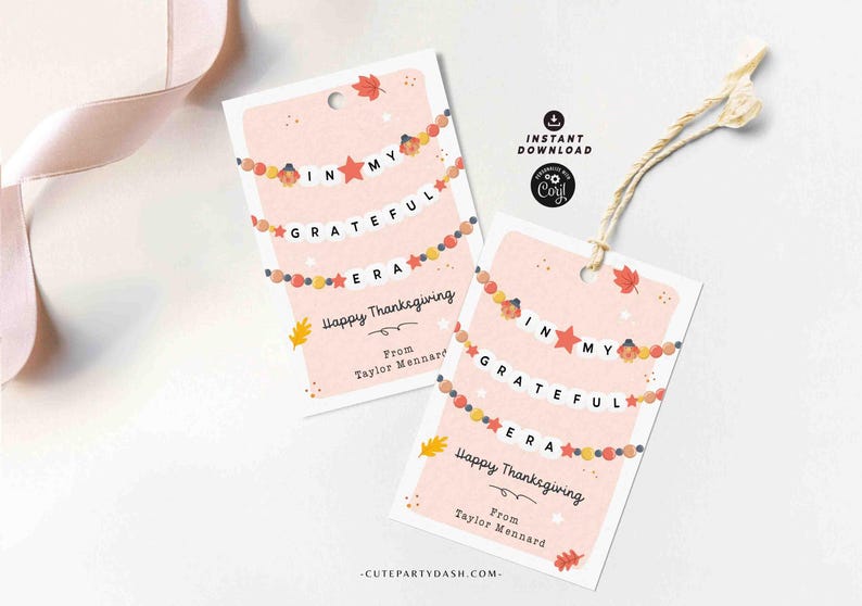 K&ouml;nnte beinhalten: Zwei rosa bedruckbare Geschenkanh&auml;nger mit einer Girlande aus bunten Perlen und dem Text "In My Grateful Era" und "Frohes Thanksgiving" mit Platz f&uuml;r einen Namen.