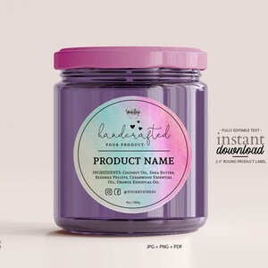 Op de afbeelding: Een rond productetiket van 6,35 cm met een aquarel achtergrond in tinten roze, blauw en groen. Het etiket bevat de tekst "handcrafted" in een handschriftlijk lettertype, gevolgd door "YOUR PRODUCT". Daaronder staat de tekst "PRODUCT NAME" en een lijst met ingredi&euml;nten. Het etiket bevat ook een social media-icoon en de tekst "@YOURBUSINESS".