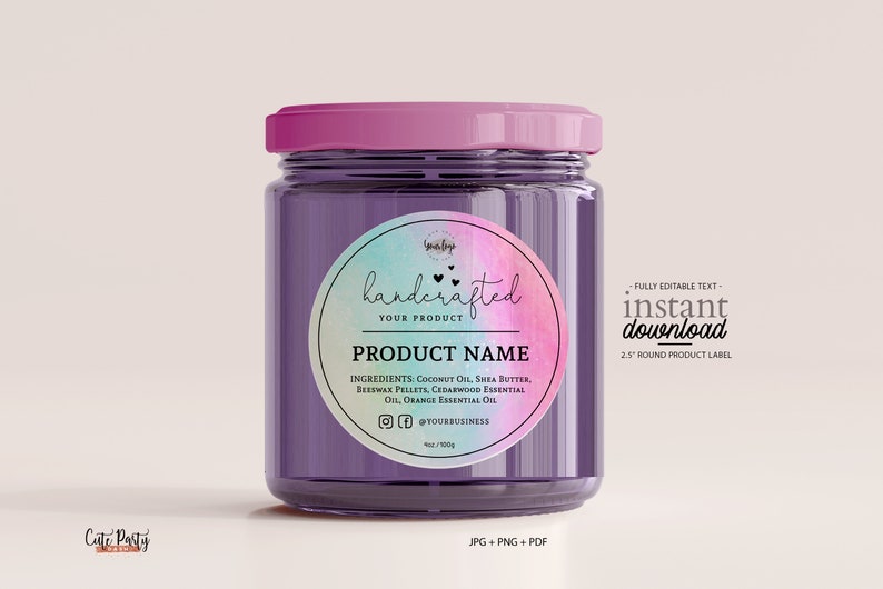 Op de afbeelding: Een rond productetiket van 6,35 cm met een aquarel achtergrond in tinten roze, blauw en groen. Het etiket bevat de tekst "handcrafted" in een handschriftlijk lettertype, gevolgd door "YOUR PRODUCT". Daaronder staat de tekst "PRODUCT NAME" en een lijst met ingredi&euml;nten. Het etiket bevat ook een social media-icoon en de tekst "@YOURBUSINESS".
