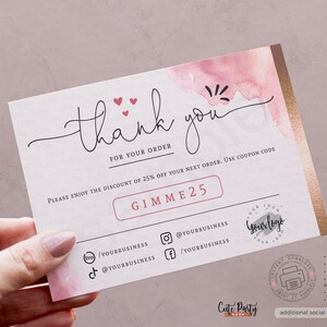 Pu&ograve; includere: Biglietto di ringraziamento rosa e bianco con uno sfondo ad acquerello. Il biglietto include il testo "grazie" e "PER IL TUO ORDINE". Include anche un codice sconto "GIMME25" e icone di social media.