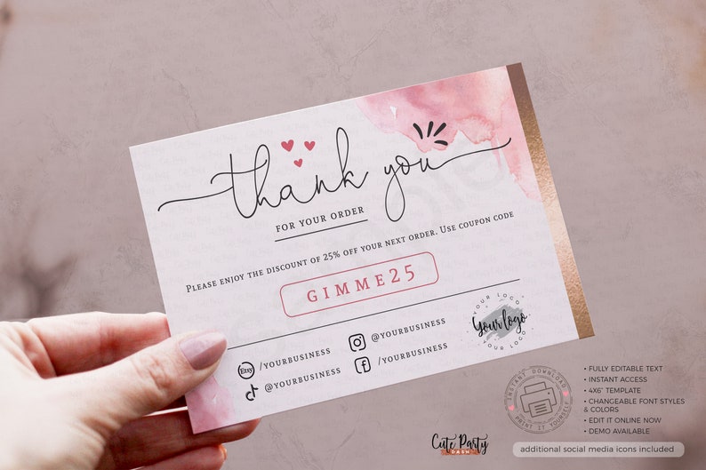 Pu&ograve; includere: Biglietto di ringraziamento rosa e bianco con uno sfondo ad acquerello. Il biglietto include il testo "grazie" e "PER IL TUO ORDINE". Include anche un codice sconto "GIMME25" e icone di social media.