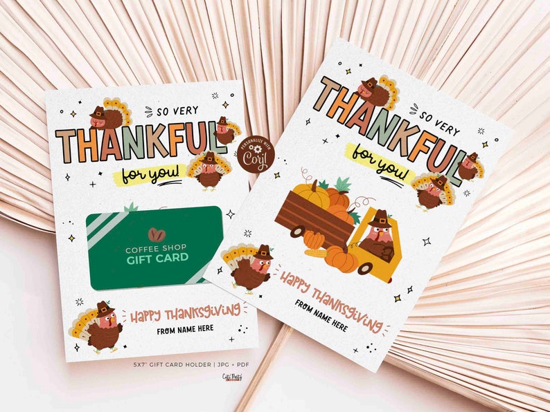 Peut inclure: Un porte-carte cadeau de Thanksgiving imprimable avec un design festif repr&eacute;sentant des dindes et des citrouilles. Le porte-carte a un espace pour une carte cadeau et dit "So Very Thankful for You!" et "Happy Thanksgiving".