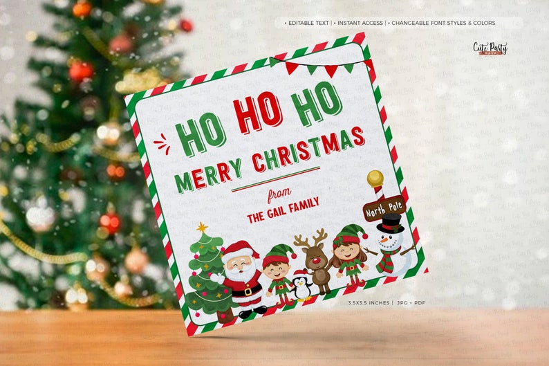 以下が含まれることがあります： 赤と緑のストライプの縁取りがついた印刷可能なクリスマスカード。カードには、サンタクロース、エルフ、トナカイ、雪だるまの漫画が描かれています。カードのテキストは「ホホホ メリークリスマス ゲイル家より」です。