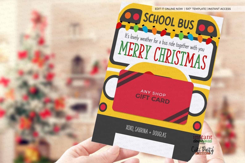 Peut inclure: Un bus scolaire jaune avec une carte-cadeau rouge qui dit "Any Shop Gift Card". Le bus a des lumi&egrave;res rouges et vertes et le texte "School Bus" et "Merry Christmas".