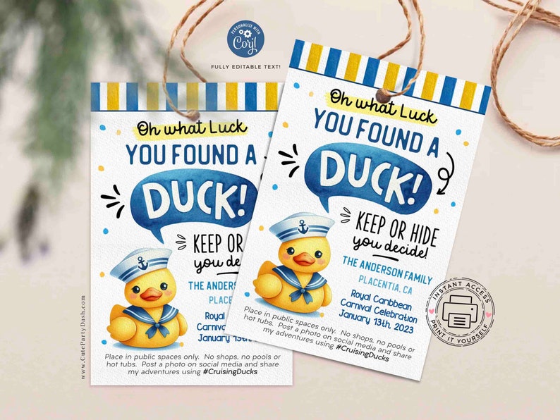 K&ouml;nnte beinhalten: Zwei druckbare Etiketten mit einem blau-gelben Streifenrand. Die Etiketten zeigen eine Comic-Ente mit einem Matrosenhut und dem Text "Oh what Luck You Found a Duck! Keep or Hide You Decide!" Die Etiketten sind f&uuml;r eine Royal Caribbean Carnival Celebration im Januar 2023.