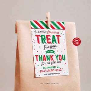 Może przedstawiać: Biała etykieta prezentowa z czerwonymi i zielonymi paskami u g&oacute;ry. Etykieta zawiera napis "a little Christmas TREAT for you TO SAY THANK YOU for all you do! WE APPRECIATE ALL your hard work! YOUR NAME/COMPANY HERE www.CutePartyDash.com".