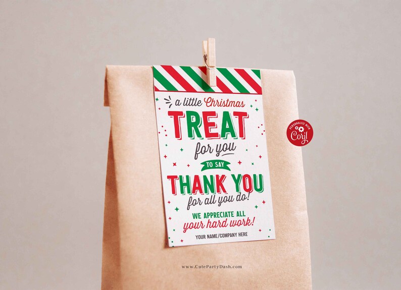 Może przedstawiać: Biała etykieta prezentowa z czerwonymi i zielonymi paskami u g&oacute;ry. Etykieta zawiera napis "a little Christmas TREAT for you TO SAY THANK YOU for all you do! WE APPRECIATE ALL your hard work! YOUR NAME/COMPANY HERE www.CutePartyDash.com".