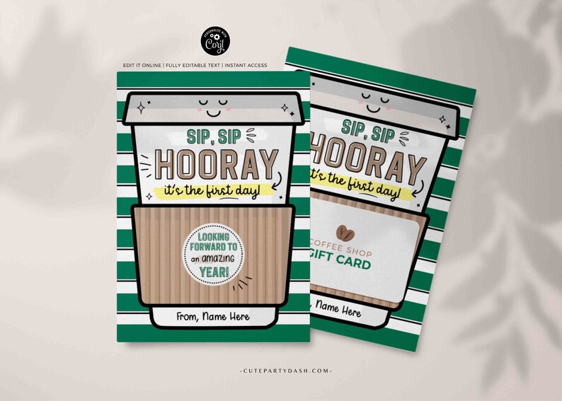 Puede incluir: Una tarjeta a rayas verdes y blancas con una ilustraci&oacute;n de taza de caf&eacute; de dibujos animados. El texto en la tarjeta dice "Sip, Sip Hooray! It's the first day!" y "Looking forward to an amazing year!" Hay una tarjeta de regalo de una tienda de caf&eacute; dentro de la taza.