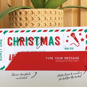 Pu&ograve; includere: Un biglietto di Natale rosso e verde con il testo "ADMIT ONE" e "CHRISTMAS". Il biglietto ha un modello di manica rosso incluso e uno spazio per scrivere un messaggio. Il testo "graffare qui per creare una tasca per il biglietto" &egrave; scritto sotto il biglietto.