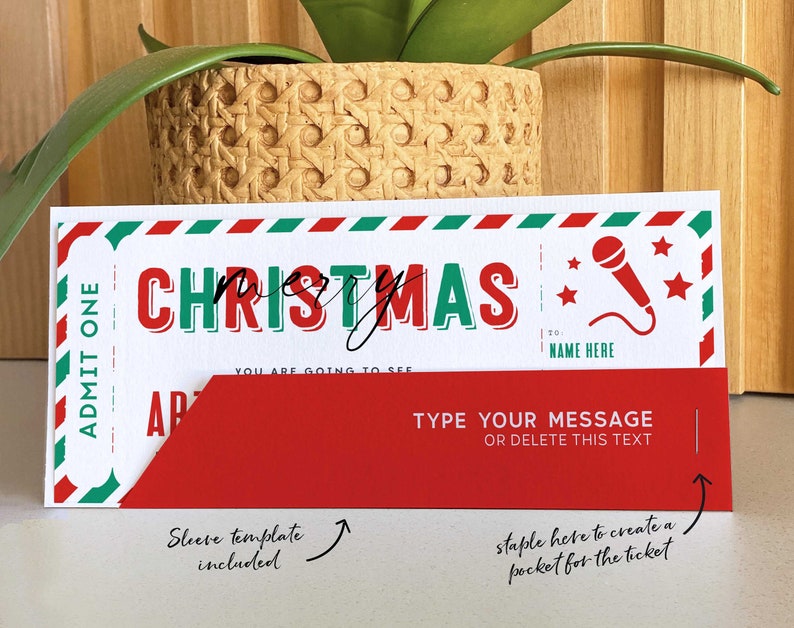 Pu&ograve; includere: Un biglietto di Natale rosso e verde con il testo "ADMIT ONE" e "CHRISTMAS". Il biglietto ha un modello di manica rosso incluso e uno spazio per scrivere un messaggio. Il testo "graffare qui per creare una tasca per il biglietto" &egrave; scritto sotto il biglietto.