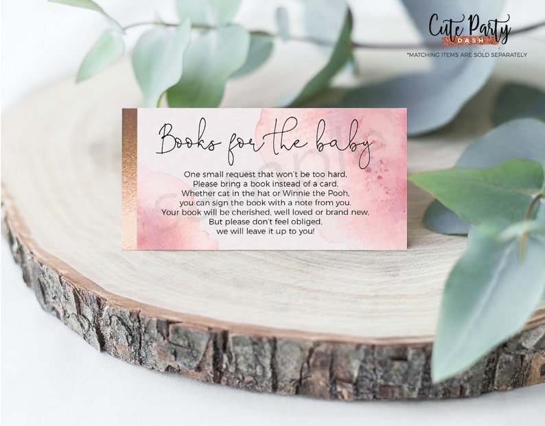 Puede incluir: Una tarjeta rosa y dorada con el texto "Libros para el beb&eacute;" y un mensaje pidiendo a los invitados que traigan un libro en lugar de una tarjeta para el beb&eacute;.