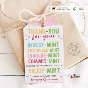 K&ouml;nnte beinhalten: Ein rosa-wei&szlig;es bedruckbares Geschenkanh&auml;nger mit dem Text "Thank you for your Invest-Mint Encourage-Mint Involve-Mint Commit-Mint So here's a little something for your Enjoy-Mint Happy Valentine's from Lindsay Clermann". Der Anh&auml;nger ist mit kleinen Herzen und buntem Text verziert.