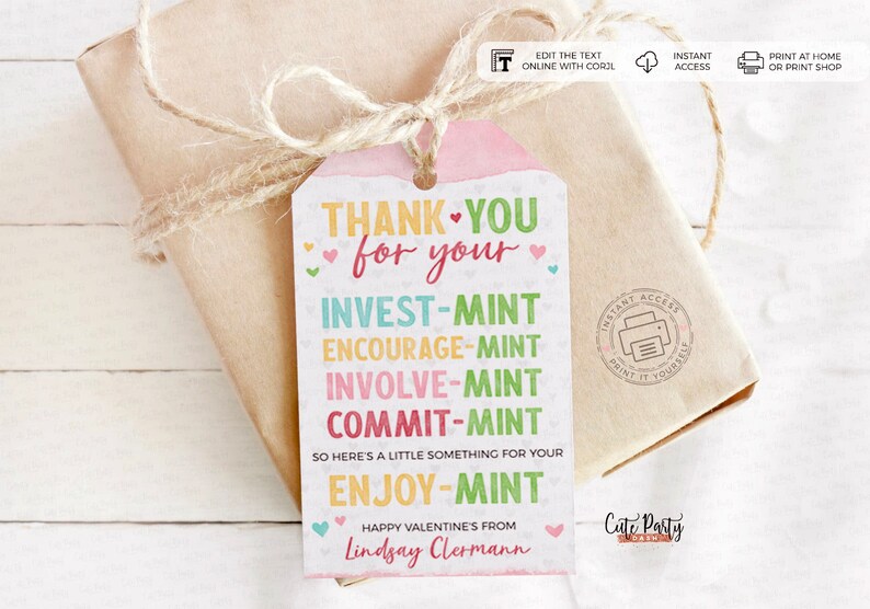K&ouml;nnte beinhalten: Ein rosa-wei&szlig;es bedruckbares Geschenkanh&auml;nger mit dem Text "Thank you for your Invest-Mint Encourage-Mint Involve-Mint Commit-Mint So here's a little something for your Enjoy-Mint Happy Valentine's from Lindsay Clermann". Der Anh&auml;nger ist mit kleinen Herzen und buntem Text verziert.