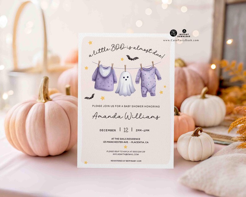 Pu&ograve; includere: Un invito a un baby shower a tema Halloween. L'invito presenta il testo "a little BOO is almost due!" con illustrazioni di vestiti per bambini e un fantasma. L'invito &egrave; per Amanda Williams, con la data e l'ora della festa.