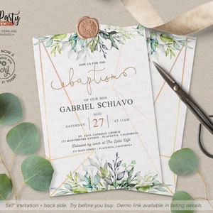 K&ouml;nnte beinhalten: Tauf-Einladung mit goldenem geometrischen Design, Gr&uuml;n und dem Text "Nehmen Sie an der Taufe unseres Sohnes Gabriel Schiavo teil". Enth&auml;lt ein Wachssiegel und eine Schere. Die Einladung ist 12,7 x 17,8 cm.