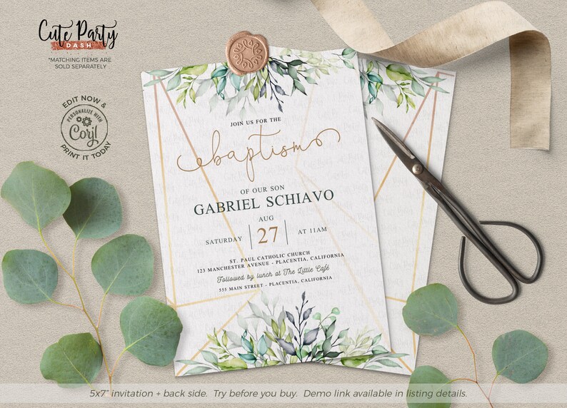 K&ouml;nnte beinhalten: Tauf-Einladung mit goldenem geometrischen Design, Gr&uuml;n und dem Text "Nehmen Sie an der Taufe unseres Sohnes Gabriel Schiavo teil". Enth&auml;lt ein Wachssiegel und eine Schere. Die Einladung ist 12,7 x 17,8 cm.