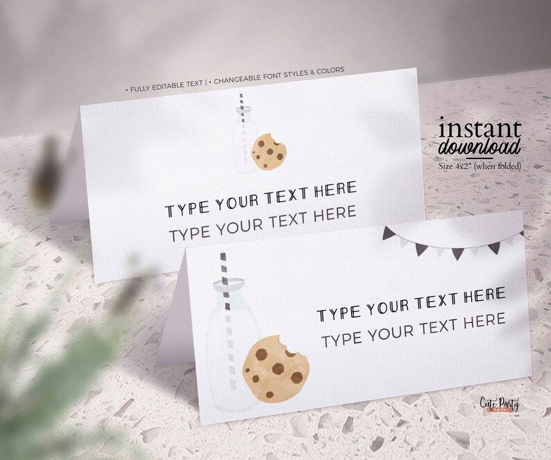 Może przedstawiać: Drukowane karty stołowe w stylu mleka i ciasteczek z tekstem "Type your text here" na każdej karcie. Karty mają rozmiar 4x2 cale po złożeniu. Projekt zawiera kresk&oacute;wkową ilustrację szklanej butelki ze słomką i ciasteczkiem.