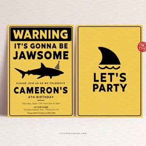 Puede incluir: Una invitaci&oacute;n de fiesta de cumplea&ntilde;os amarilla y negra con una aleta de tibur&oacute;n y el texto "WARNING IT'S GONNA BE JAWSOME" y "LET'S PARTY". La invitaci&oacute;n es para el 4&ordm; cumplea&ntilde;os de Cameron.
