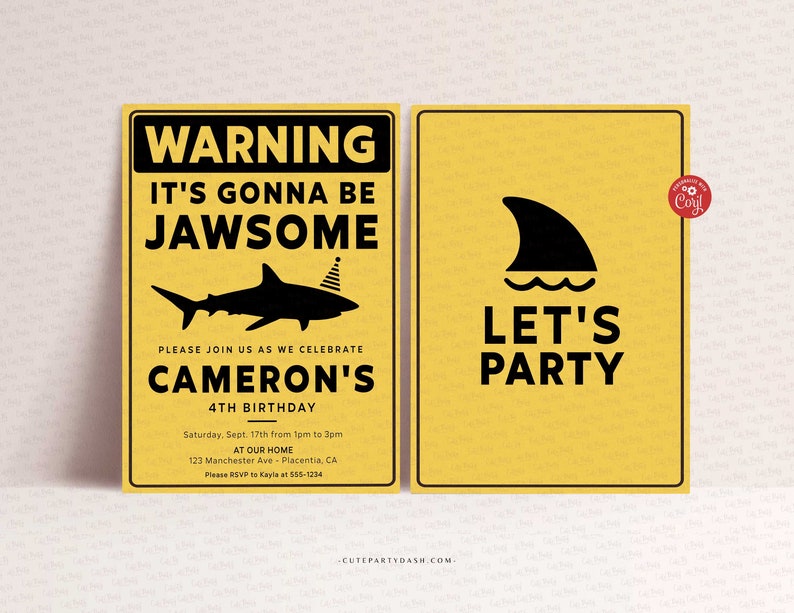 Puede incluir: Una invitaci&oacute;n de fiesta de cumplea&ntilde;os amarilla y negra con una aleta de tibur&oacute;n y el texto "WARNING IT'S GONNA BE JAWSOME" y "LET'S PARTY". La invitaci&oacute;n es para el 4&ordm; cumplea&ntilde;os de Cameron.