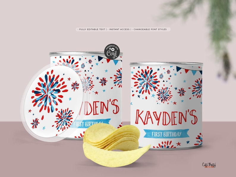 Puede incluir: Una lata de patatas fritas roja, blanca y azul con un dise&ntilde;o de fuegos artificiales y el texto "KAYDEN'S FIRST BIRTHDAY".