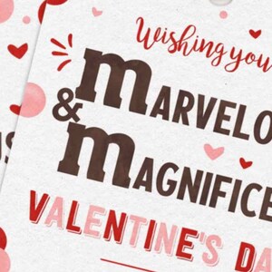 K&ouml;nnte beinhalten: Valentinstagskarte mit der Aufschrift "Wishing you a Marvelous & Magnificent Valentine's Day!" in Rot und Braun. Das Design zeigt rote Herzen und rosa Kreise auf wei&szlig;em Hintergrund.
