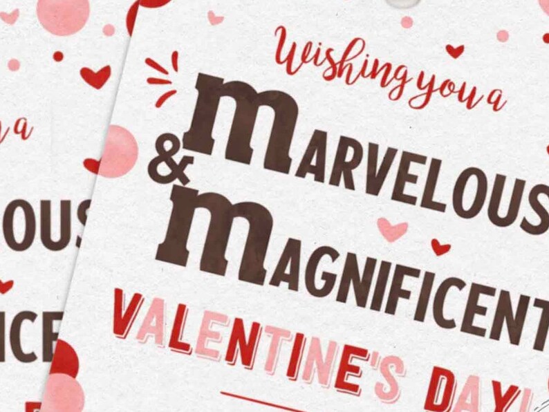 K&ouml;nnte beinhalten: Valentinstagskarte mit der Aufschrift "Wishing you a Marvelous & Magnificent Valentine's Day!" in Rot und Braun. Das Design zeigt rote Herzen und rosa Kreise auf wei&szlig;em Hintergrund.