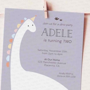 K&ouml;nnte beinhalten: Eine violette Dinosaurier-Geburtstagseinladung mit einer wei&szlig;en Dinosaurier-Illustration und dem Text "Join us for a dino party Adele is turning TWO Saturday, November 15th from 2pm to 4pm At Our Home 123 Manchester Avenue Placentia, CA Kindly RSVP to Denia at 555-1234"