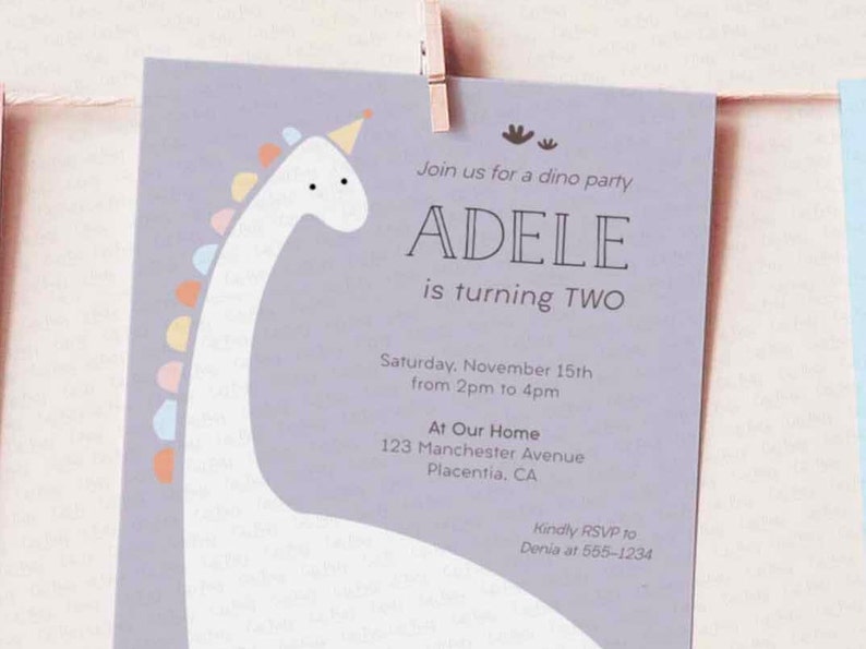 K&ouml;nnte beinhalten: Eine violette Dinosaurier-Geburtstagseinladung mit einer wei&szlig;en Dinosaurier-Illustration und dem Text "Join us for a dino party Adele is turning TWO Saturday, November 15th from 2pm to 4pm At Our Home 123 Manchester Avenue Placentia, CA Kindly RSVP to Denia at 555-1234"