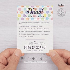 以下が含まれることがあります： カラフルな水玉模様の背景を持つ、印刷可能なステッカーの貼り付け手順カード。カードには、ステッカーの貼り付け方法、ソーシャルメディアアイコン、連絡先情報などが記載されています。カードのテキストには、「Decal Application」、「Let's Connect」、「Your Business Name」と記載されています。