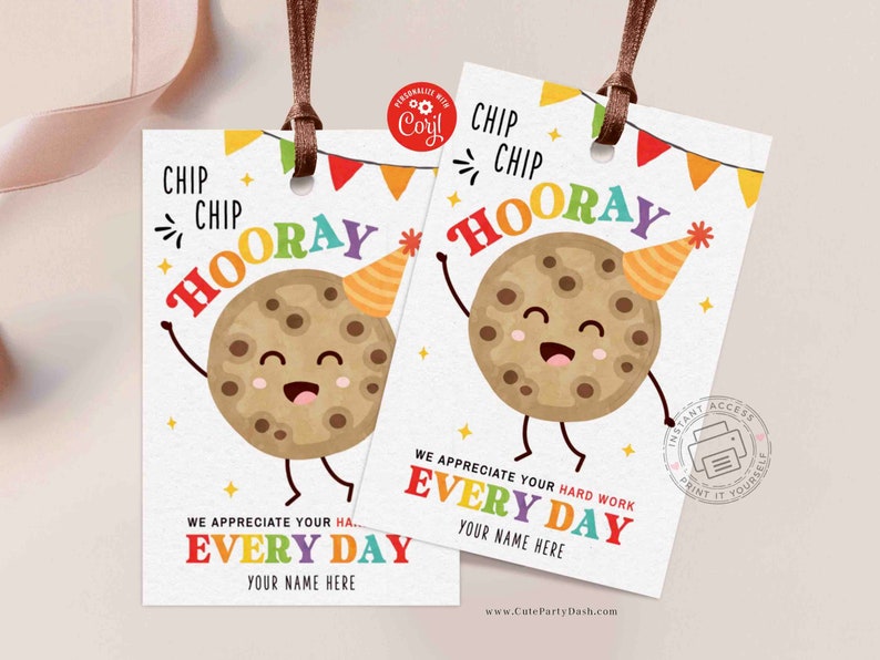 Może przedstawiać: Drukowana etykieta z kresk&oacute;wkowym ciasteczkiem w czapce urodzinowej i tekstem "Chip Chip Hooray! We appreciate your hard work every day. Your name here."