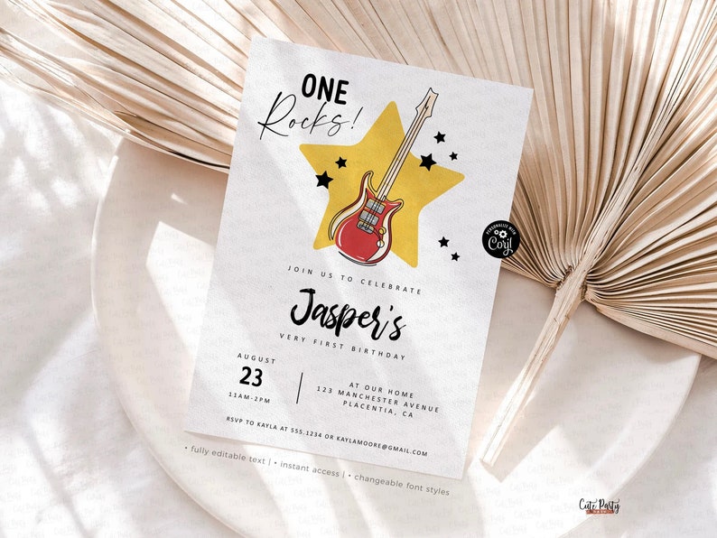 Pu&ograve; includere: Un invito di compleanno stampabile con una stella gialla e una chitarra elettrica rossa. Il testo recita "One Rocks!" e "Jasper's Very First Birthday". La data &egrave; il 23 agosto.