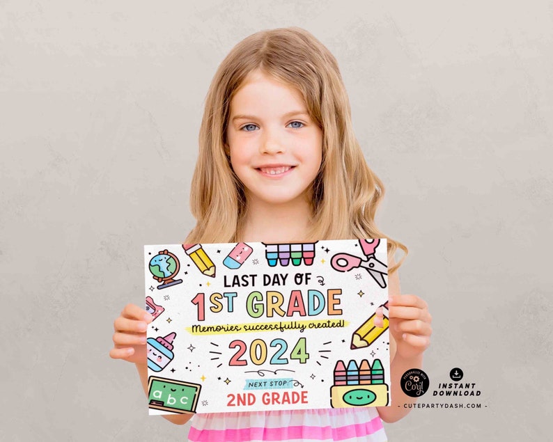 Op de afbeelding: Een wit printbaar bord met kleurrijke illustraties van schoolbenodigdheden, waaronder een potlood, een schaar, kleurpotloden en een aardbol. Het bord staat "Laatste dag van de 1e klas" met het jaar "2024" en "Volgende stop 2e klas".