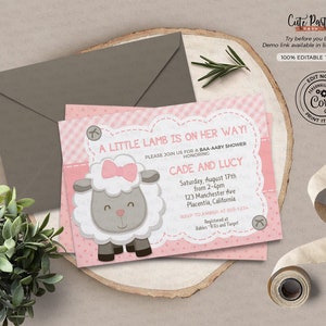 K&ouml;nnte beinhalten: Eine rosa und wei&szlig;e Babyparty-Einladung mit einem niedlichen Cartoon-Lamm, das eine rosa Schleife tr&auml;gt. Die Einladung lautet "A Little Lamb is on Her Way!" und enth&auml;lt die Namen "Cade und Lucy" sowie das Datum und die Uhrzeit der Party.