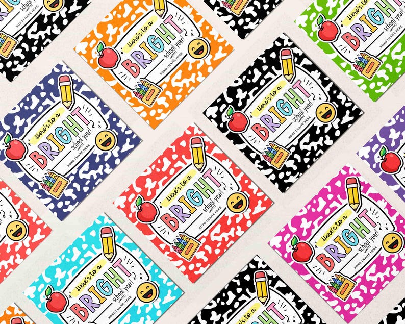 Op de afbeelding: Een verzameling kleurrijke vierkante stickers met een schoolthema. Elke sticker bevat de tekst "Here's to a BRIGHT school year!" samen met illustraties van een appel, potlood, kleurpotloden en een smiley. De achtergrond van elke sticker heeft een andere kleur.