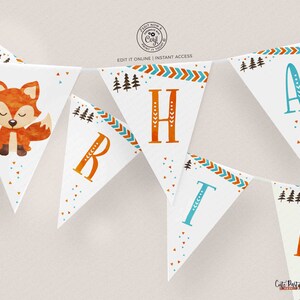 Op de afbeelding: Een witte driehoekige banner met oranje, blauwe en bruine accenten. De banner spelt "Happy" met een vos-illustratie op de eerste vlag.