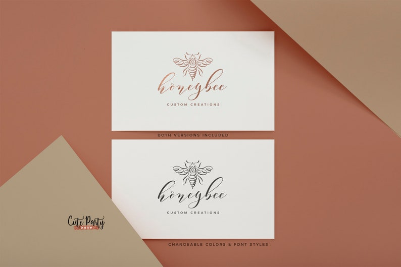 Pu&ograve; includere: Due versioni di un design di logo per un'azienda chiamata "honeybee custom creations". Il logo presenta un'illustrazione stilizzata di un'ape e il nome dell'azienda in un font scritto a mano. Il logo superiore &egrave; in oro rosa e il logo inferiore &egrave; in nero.