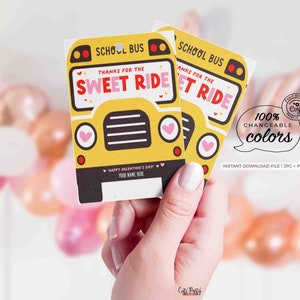 Puede incluir: Tarjeta de San Valent&iacute;n imprimible con un autob&uacute;s escolar amarillo con el texto "Gracias por el dulce viaje". La tarjeta es 100% personalizable y viene en un archivo de descarga digital.