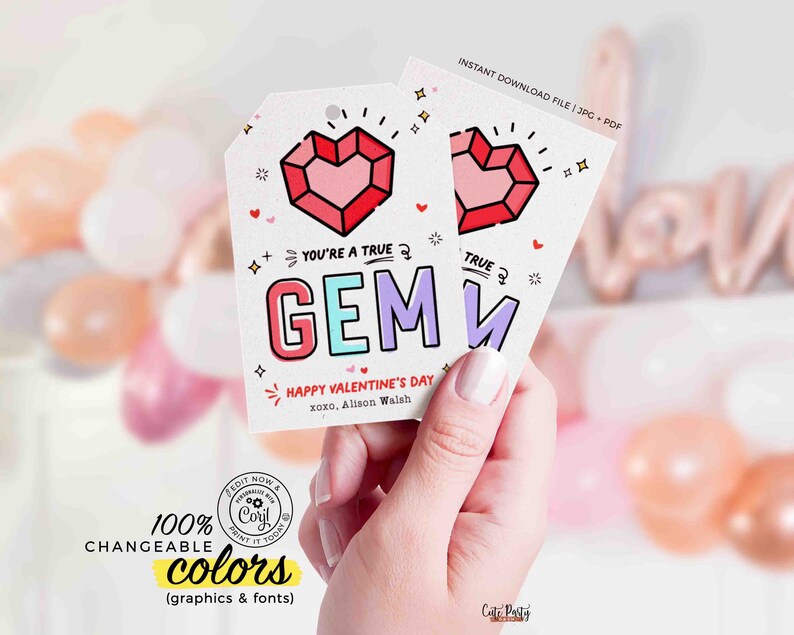 K&ouml;nnte beinhalten: Zwei wei&szlig;e Valentinstags-Geschenkanh&auml;nger mit einem roten Edelstein-Herz-Design und den Worten "YOU'RE A TRUE GEM". Die Anh&auml;nger enthalten auch den Text "HAPPY VALENTINE'S DAY" und "xoxo, Alison Walsh".