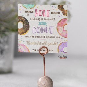 K&ouml;nnte beinhalten: Eine wei&szlig;e Karte mit Donut-Motiv. Die Karte lautet: "Vielen Dank f&uuml;r deine tolle Arbeit! Wir wissen nicht, was wir ohne dich machen w&uuml;rden. Danke f&uuml;r alles, was du tust! Von der [unleserlich] PTO".
