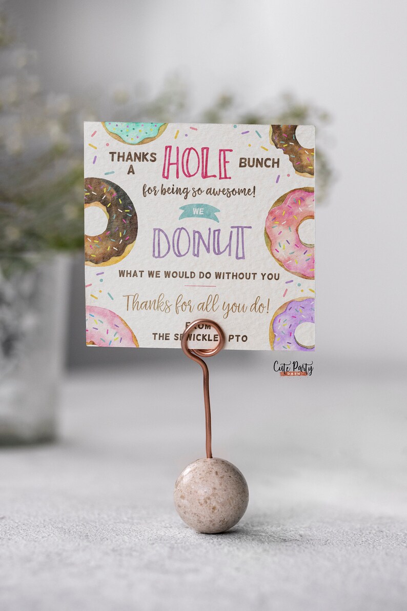 K&ouml;nnte beinhalten: Eine wei&szlig;e Karte mit Donut-Motiv. Die Karte lautet: "Vielen Dank f&uuml;r deine tolle Arbeit! Wir wissen nicht, was wir ohne dich machen w&uuml;rden. Danke f&uuml;r alles, was du tust! Von der [unleserlich] PTO".
