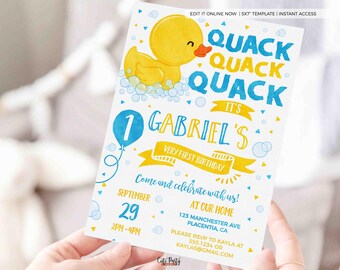 Könnte beinhalten: Eine gelbe Gummi-Ente mit einem blauen Ballon und dem Text "Quack Quack Quack Es ist Gabriels erster Geburtstag" auf weißem Hintergrund. Die Einladung enthält das Datum, die Uhrzeit und den Ort der Party.