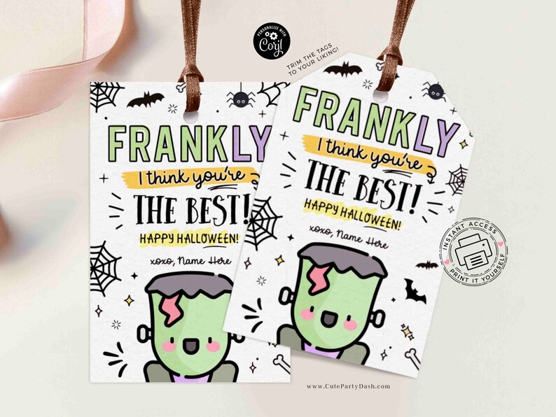 Op de afbeelding: Twee printbare Halloween-cadeautje-labels met een cartoon Frankenstein-monster. De labels zijn wit met zwarte contouren en bevatten de tekst "Eerlijk gezegd, ik vind je geweldig! Gelukkig Halloween!" met ruimte om een naam toe te voegen.